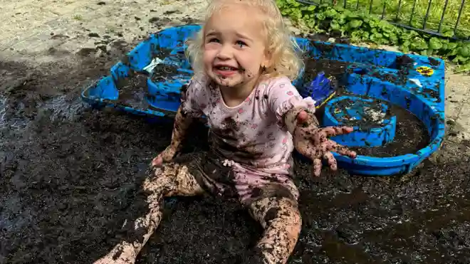 gro-up kinderen meisje helemaal onder de modder