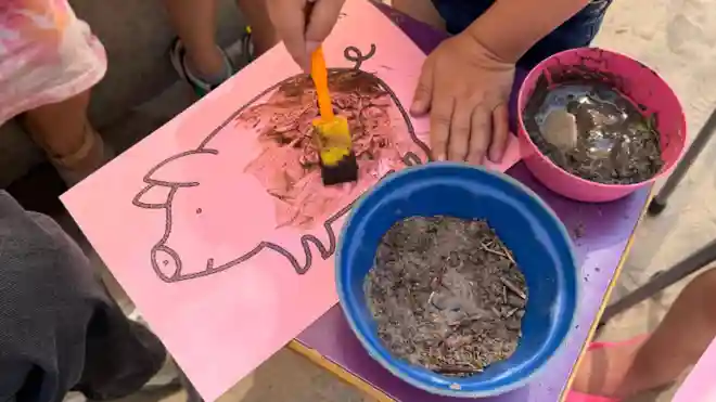 gro-up kinderen schilderen met modder