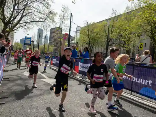 gro-up kinderen rennen 1 km NN Kids Run tijdens de NN Marathon Rotterdam