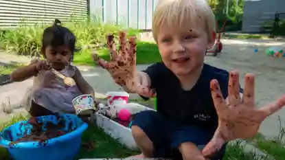 gro-up kinderen mogen vies worden en spelen met modder op ModderDag 2024