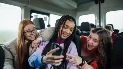 gro-up kind drie meiden in een bus