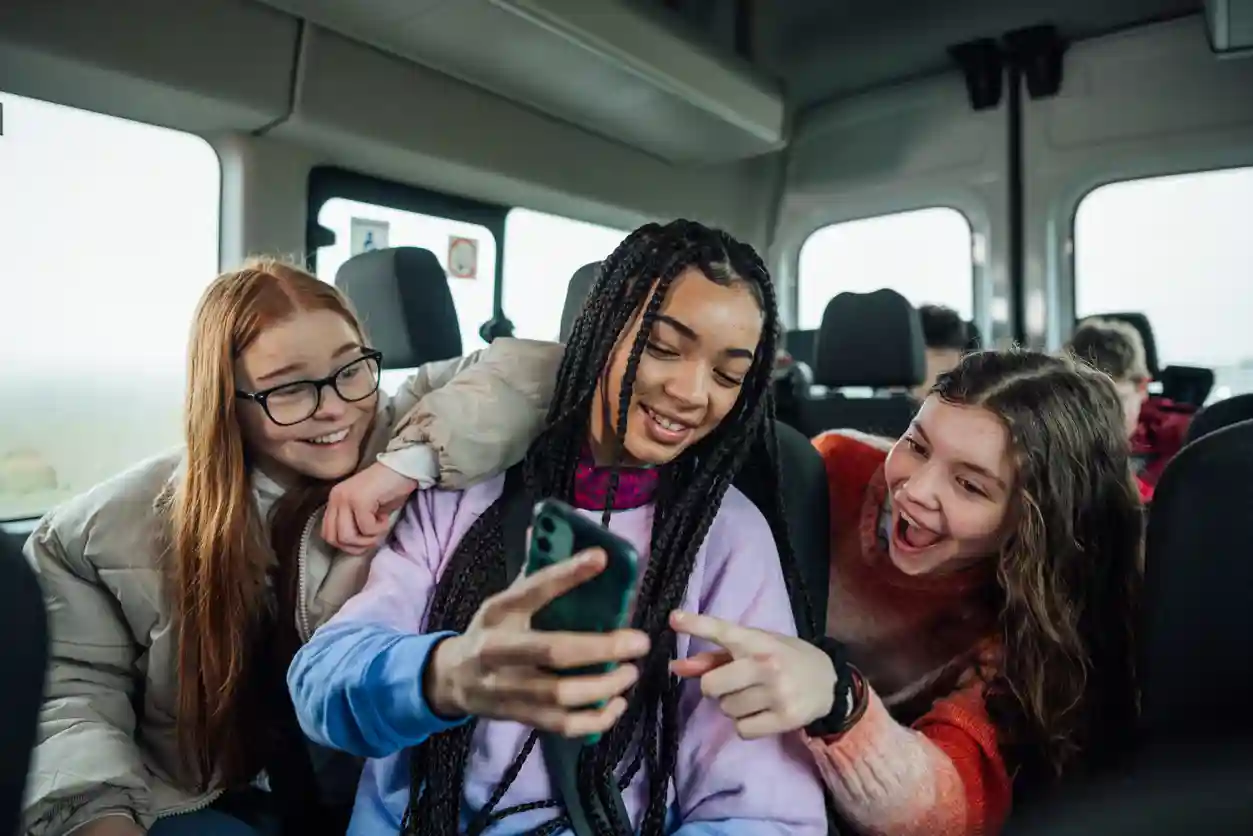 gro-up kind drie meiden in een bus