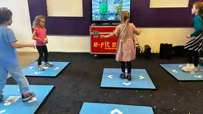 gro-up nieuws kinderen op dansmatten bij opening BSO Danspunt
