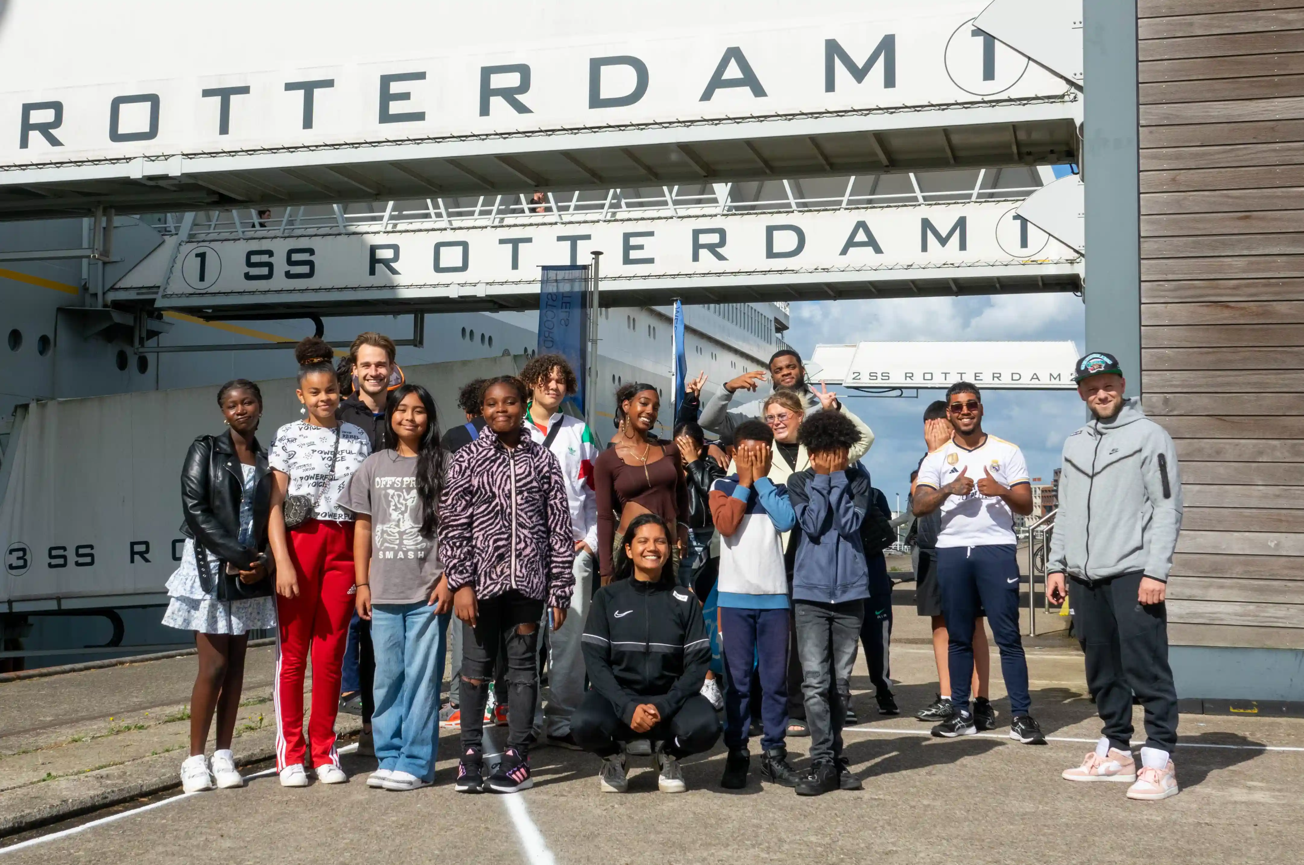 gro-up jeugd overnacht op het ss Rotterdam