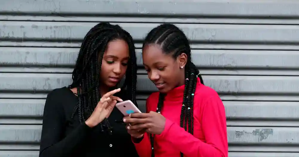 gro-up twee meisjes met smartphone