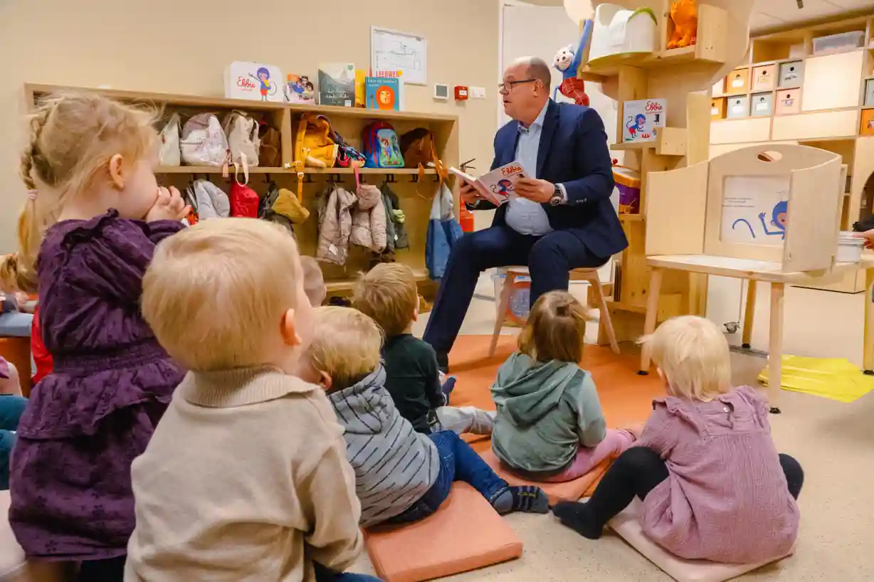 gro-up kinderen worden voorgelezen door Wethouder tijdens de Nationale Voorleesdagen