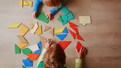 gro-up kinderen puzzelen samen op de grond
